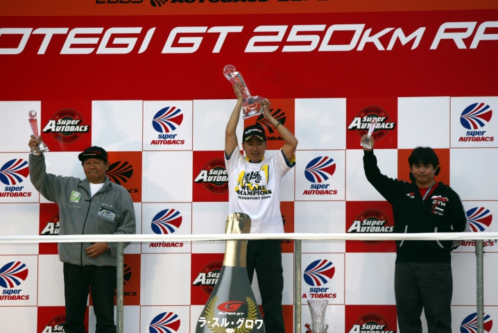GT300のチームタイトルもレーシングプロジェクト・バンドウが獲得。坂東監督が表彰台に。
