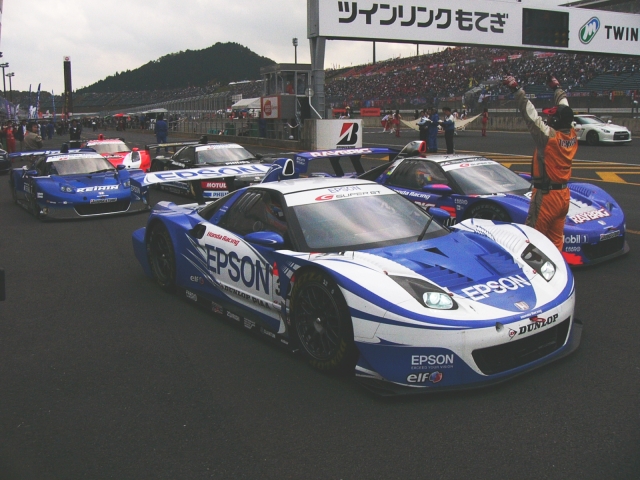 今回がラストランとなるNSXが隊列を組んでグリッドへ向かう