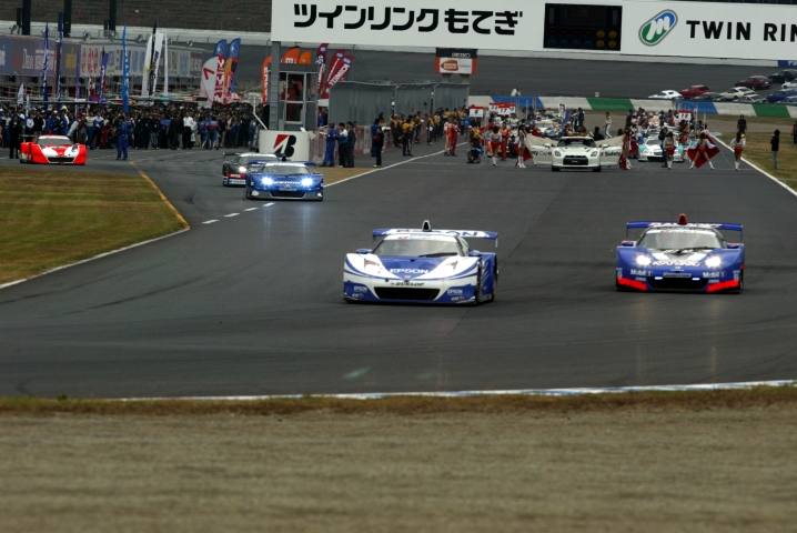 5台のNSXがピットを離れ、グリッドへ向かう