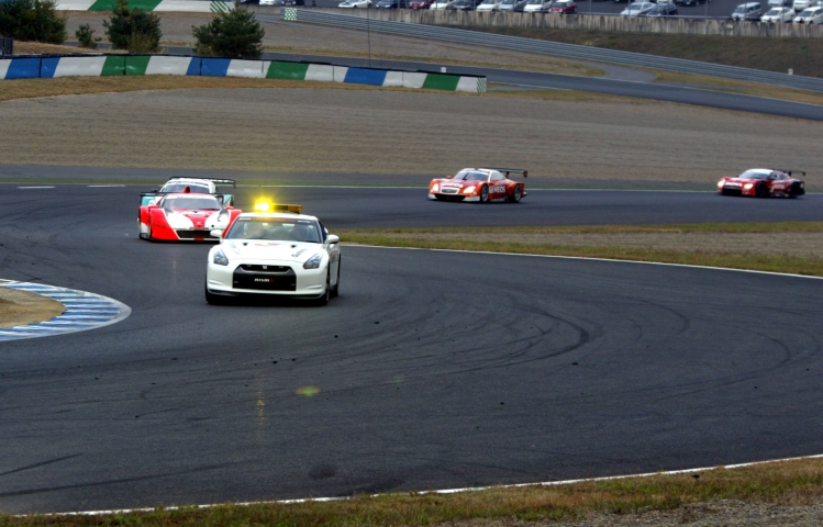 エンジンブローから出火した#55J-TRUSTポルシェの消火作業と路面のオイル処理のため、セーフティーカーが導入された