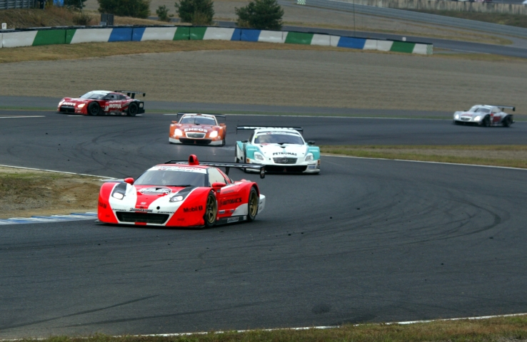 ハードタイヤでピットインを引き伸ばす作戦でトップを奪い返した#8ARTAがNSXのラストランを勝利で締めくくった