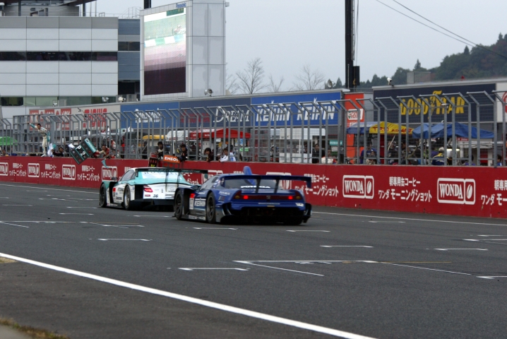 終盤襲い掛かってきた#17塚越広大を振り切り、2位15ポイントを得た#36ペトロナスSCが2009ドライバーズタイトルを獲得！