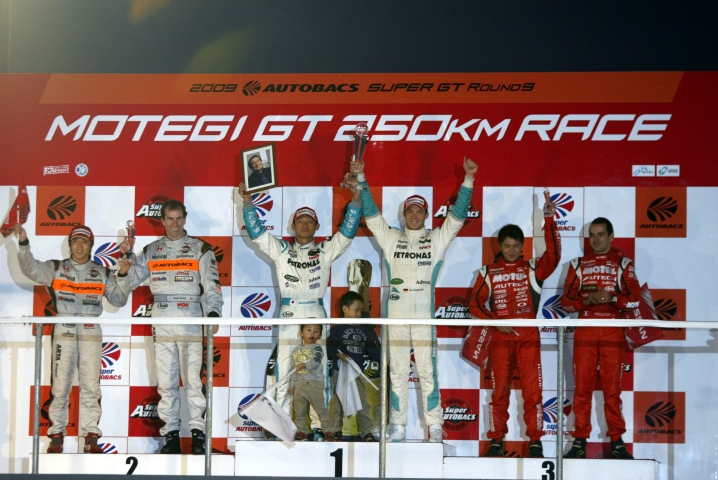 GT500クラスのシリーズ表彰。ドライバーズチャンピオンは脇阪/ロッテラー組が2年ぶりに獲得した