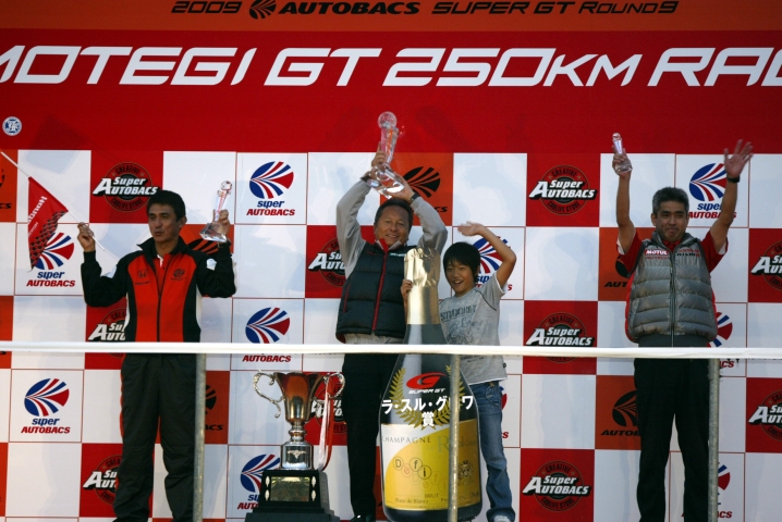 GT500のチームタイトルもペトロナス・チーム・トムスが獲得。関谷監督が表彰台に上がった