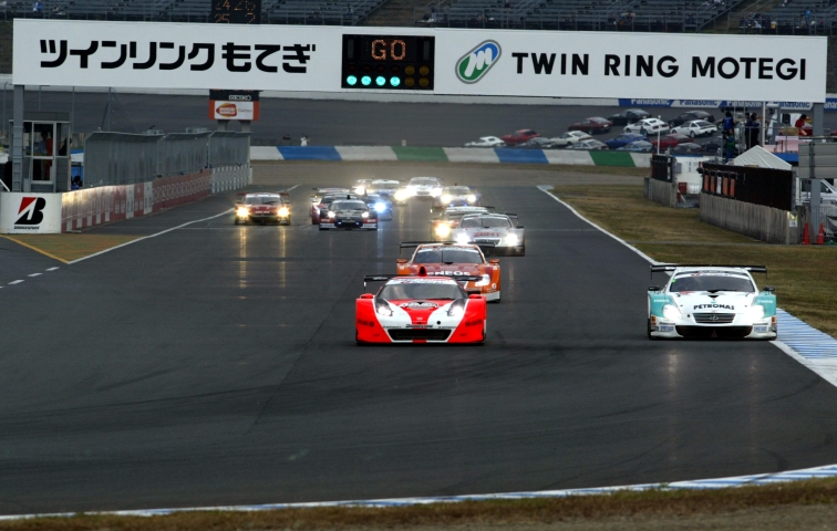 GT500のスタート。スタートには定評のあるロッテラーが一気にトップに躍り出た