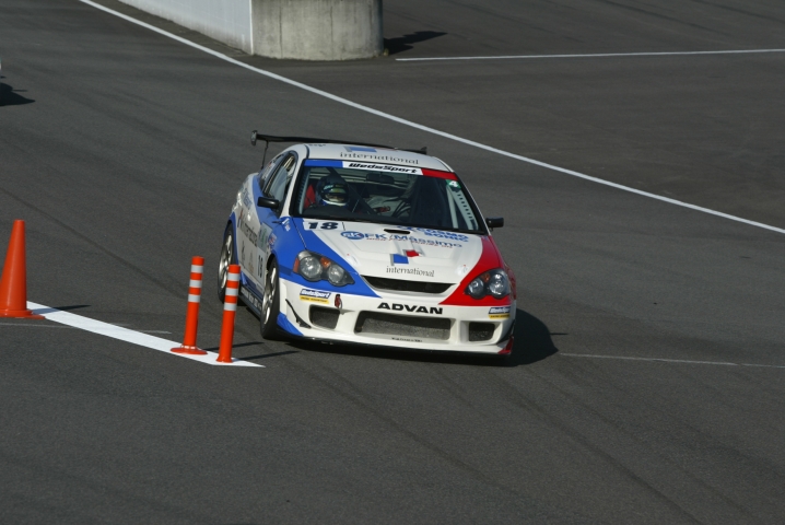 ST4の第1レースは終盤62号車を攻略した#18インテグラが勝利。タイトルの行方は2台に絞られた