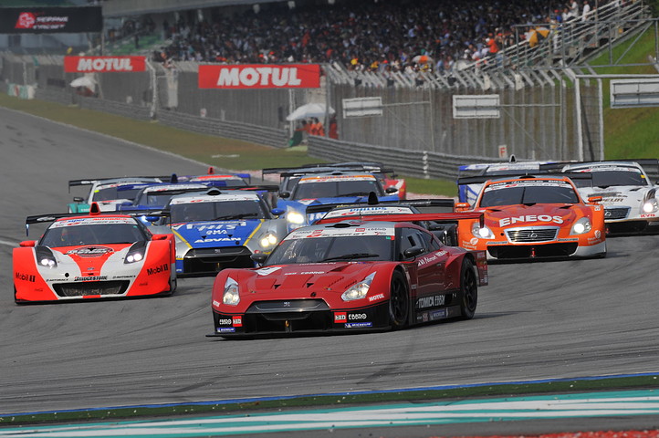 GT500クラスのスタートシーン