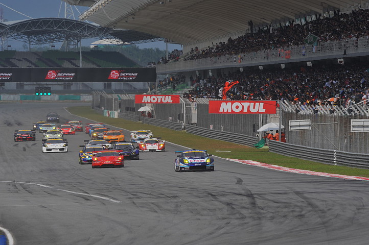 GT300クラスのスタートシーン