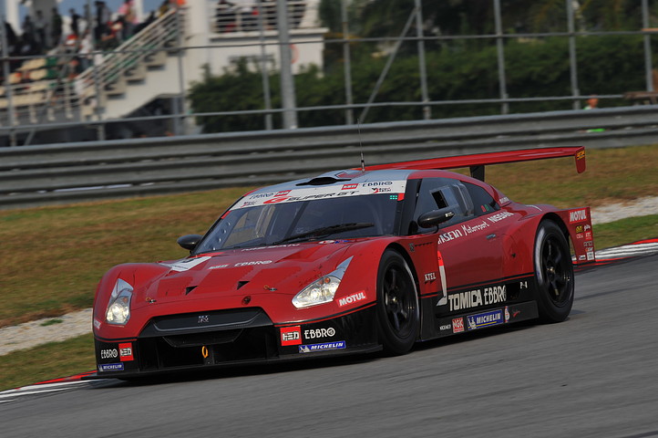 GT500クラス優勝は、HASEMI TOMICA EBBRO GT-R（ロニー・クインタレッリ／安田裕信組）