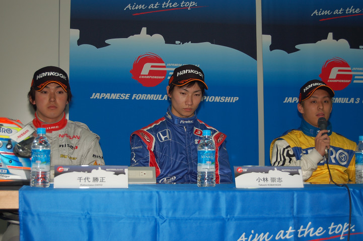 優勝記者会見にて: Nクラスのトップ３