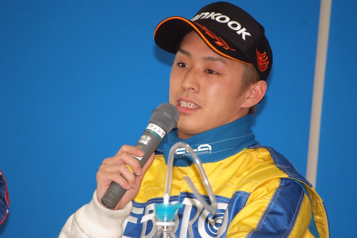 決勝記者会見にて: Nクラス優勝の関口雄飛（AIM SPORTS）