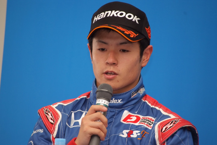 決勝記者会見にて: Nクラス2位の山本尚貴（HFDP RACING）