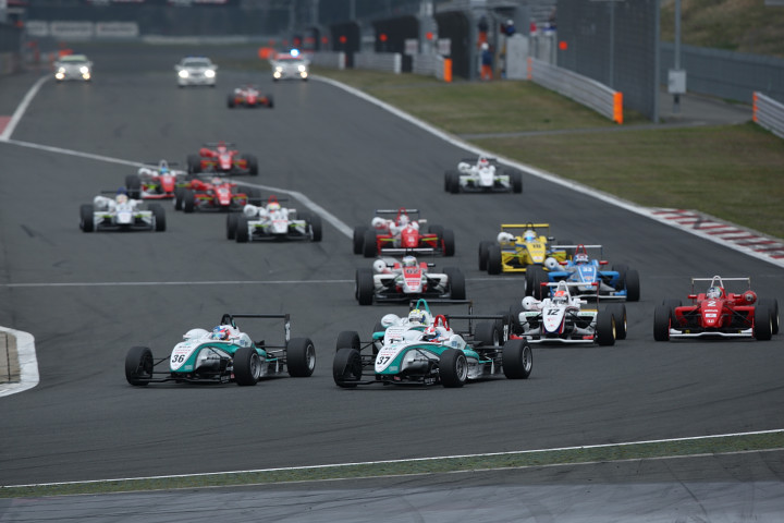 第2戦の決勝レースがスタートした