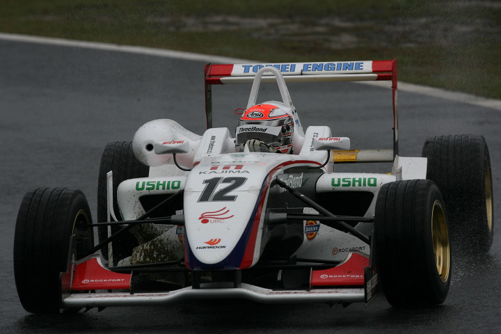 公式予選: 雨の得意な安田裕信がポールポジション