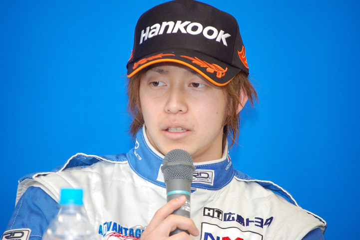 決勝記者会見にて: Cクラス2位の岩崎祐貴（NOW）