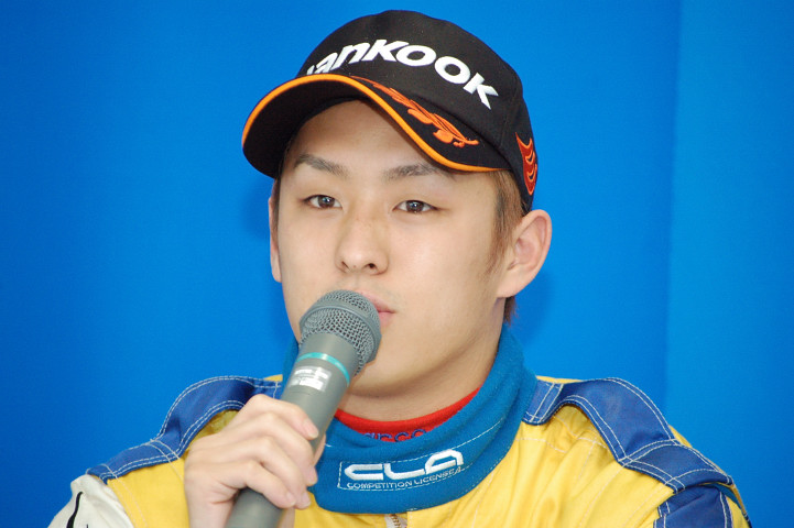 決勝記者会見にて: Nクラス2位の関口雄飛（AIM）