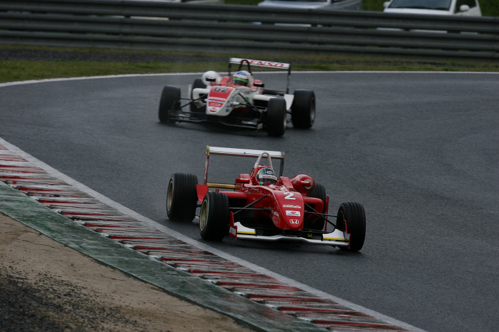 最終ラップで嵯峨宏紀（ルボーセ）をパスしたケイ･コッツォリーノ（戸田）がCクラス3位