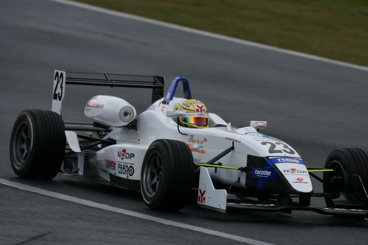 最後尾スタートから、ピットインしてタイヤ交換したにもかかわらずNクラスで優勝した佐藤公哉（NOVA）