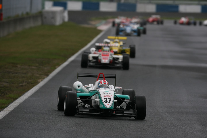 スタートでトップに立った国本雄資（TOM'S）だったが……