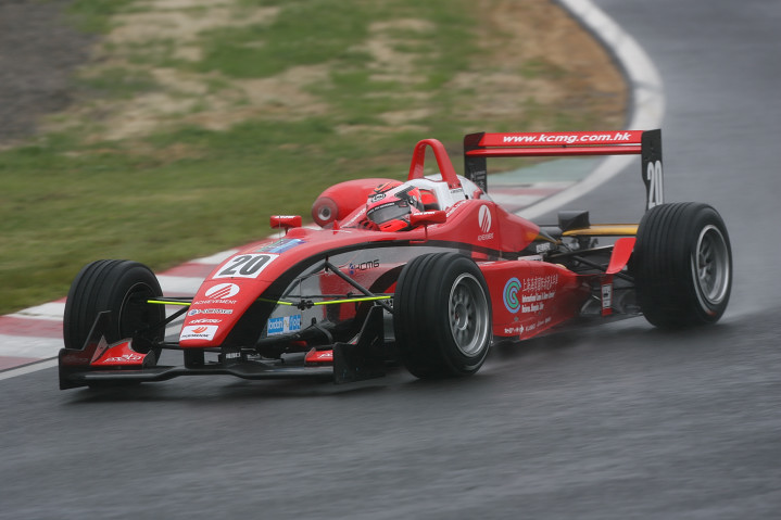 公式予選: 総合でもトップは、何とNクラスのアレキサンドラ・インペラトーリ（ACHEVEMENT by KCMG）