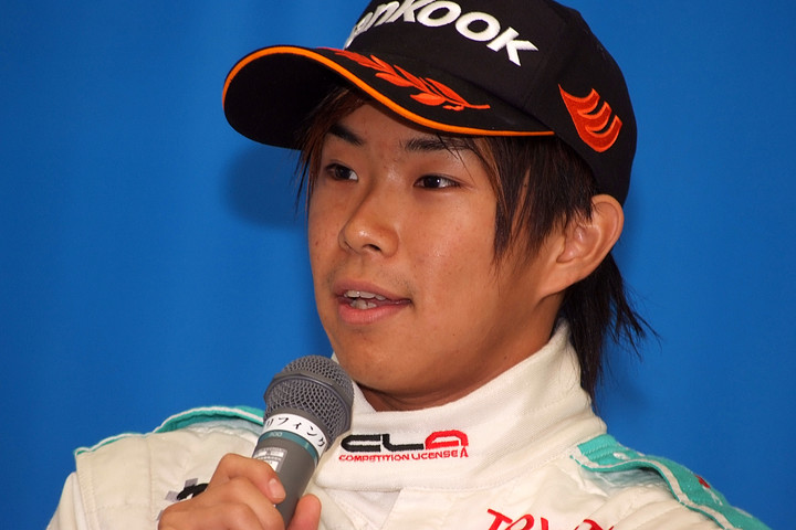 決勝記者会見にて: 2位の井口卓人（トムス）