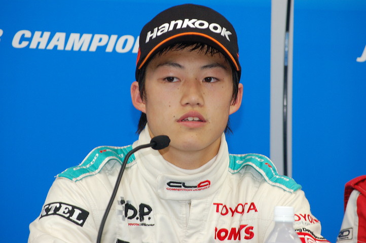 決勝記者会見: 優勝の国本雄資（トムス）