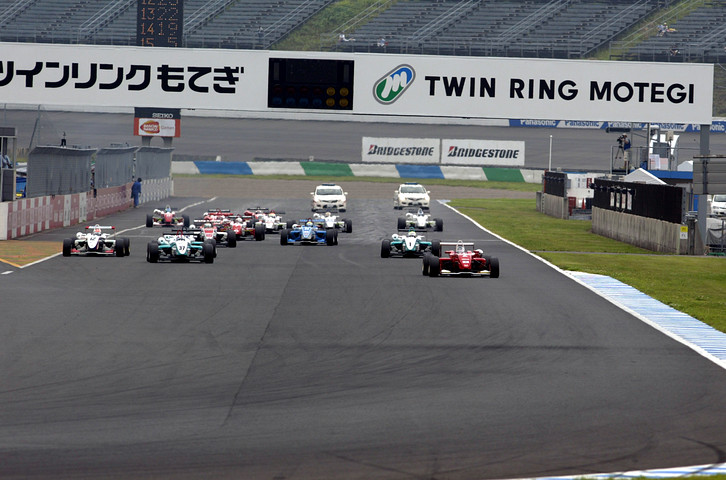 20周の決勝レースがスタートした