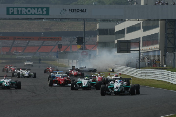 14周の決勝レースがスタートした。ポールの井口が好スタートを切るも後方では大クラッシュでSCが導入された