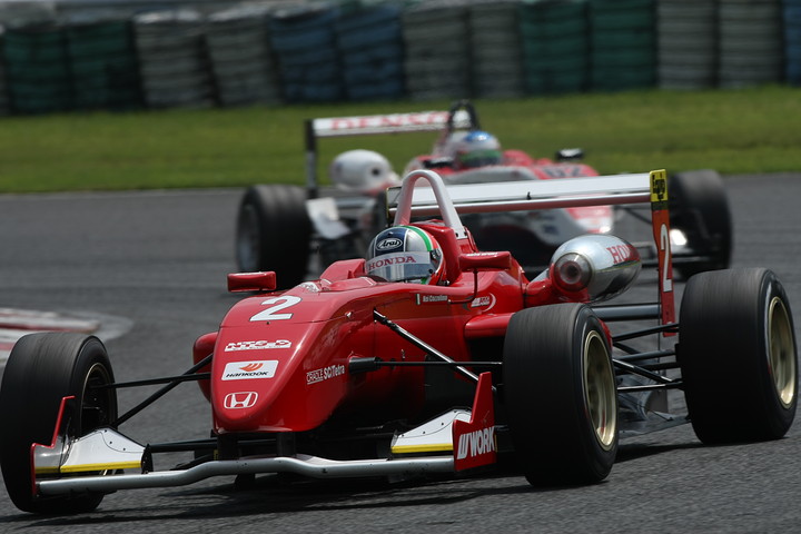 決勝3位は、背後から迫る嵯峨宏紀（ルボーセ）を押さえきったケイ･コッツォリーノ（戸田）