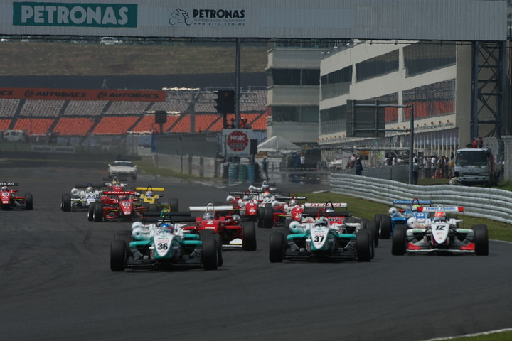 20周の決勝レースがスタートした