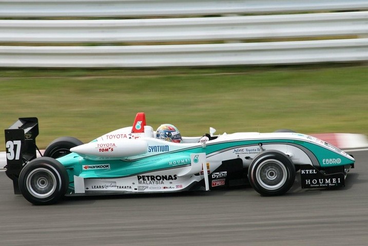 ポールポジションは国本雄資（トムス）