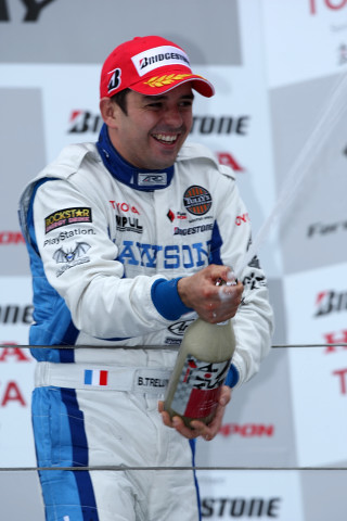 表彰台でシャンパンファイトは優勝のブノワ・トレルイエ