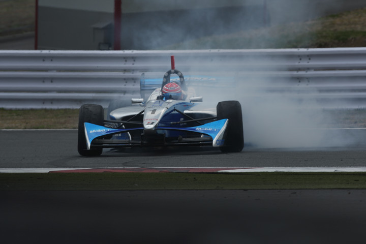 しかし、松田とロッテラーは接触。松田はスピン、コースアウトしてリタイア