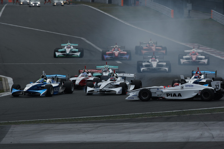 スタートでチームメイト同士が接触。小暮卓史（NAKAJIMA）はコースアウト