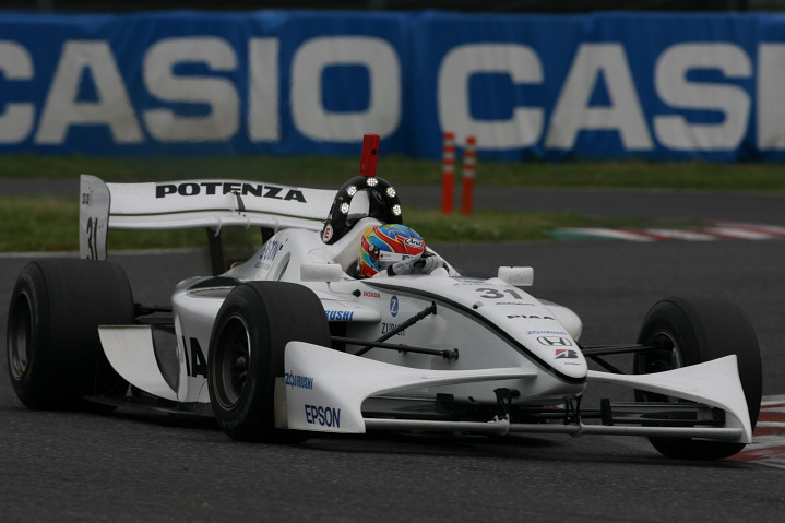 決勝日朝のフリー走行トップタイムは、ロイック・デュバル（ナカジマ）