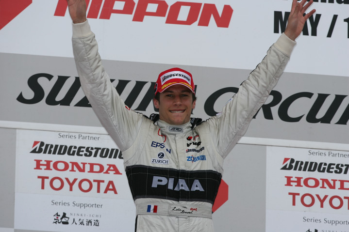 暫定表彰式で優勝のロイック・デュバル（ナカジマ）