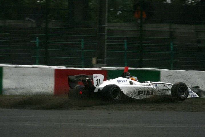 Q3の1コーナーでスピンするも新設されたアスファルトのお陰でクラッシュパッド直前で止まり、命拾いしたロイック・デュバル