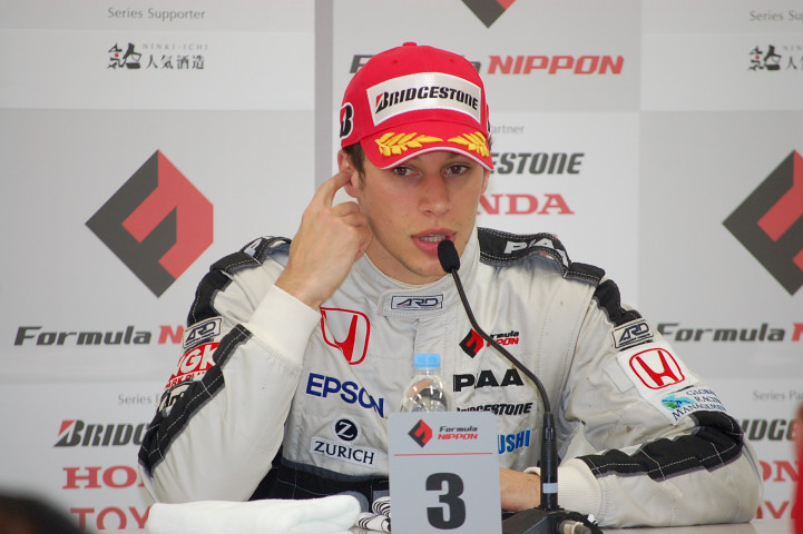 予選後記者会見にて: 予選3位のロイック・デュバル（ナカジマ）