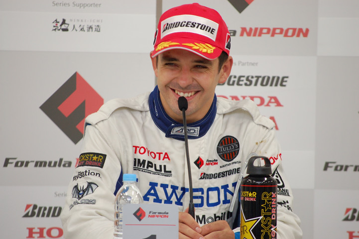 予選後記者会見にて: ポールシッターのブノワ・トレルイエ（インパル）