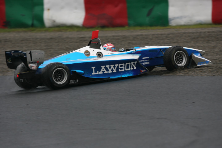 松田次生（インパル）は7周目の1コーナーで濡れた路面に足をすくわれコースアウトしてリタイア