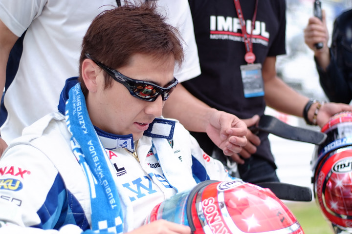 スターティンググリッドにて: 松田次生（IMPUL）