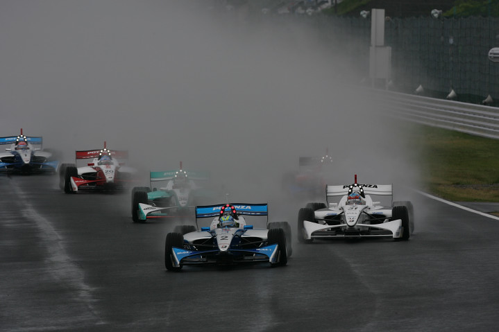 雨の中、43周の決勝レースがスタートした