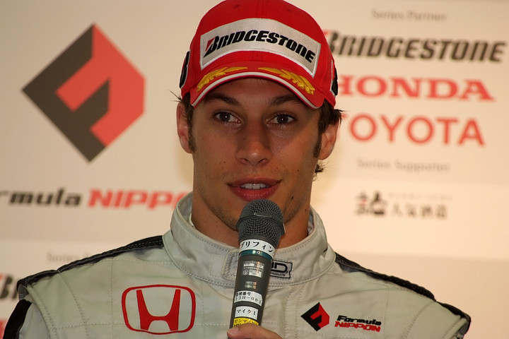 決勝記者会見にて: 優勝のロイック・デュバル（ナカジマ）