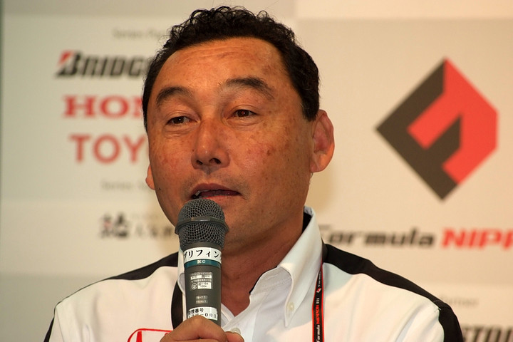 決勝記者会見にて: 優勝監督の中嶋悟氏（ナカジマ）