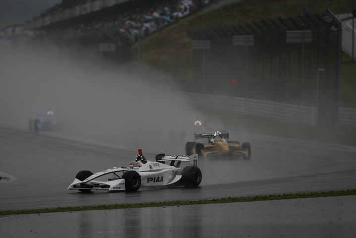 雨の中、セーフティーカー先導後のスタートシーン
