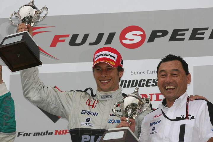 優勝を喜ぶナカジマレーシングのロイック・デュバルと中嶋悟監督