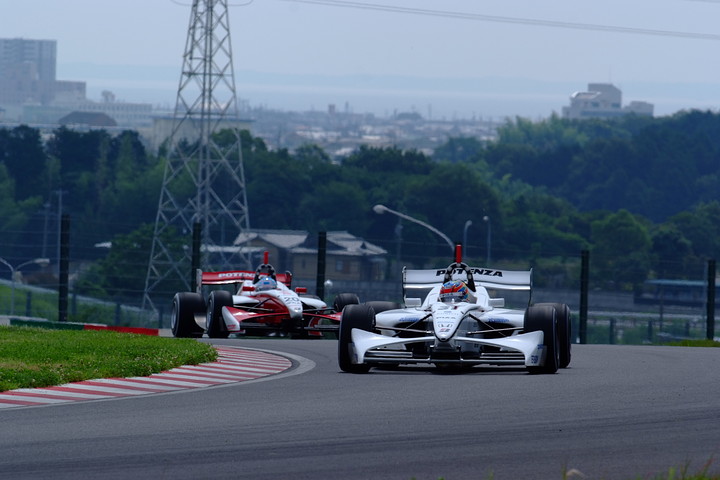 フリー走行1回目2番手タイムは、ロイック・デュバル（ナカジマ）