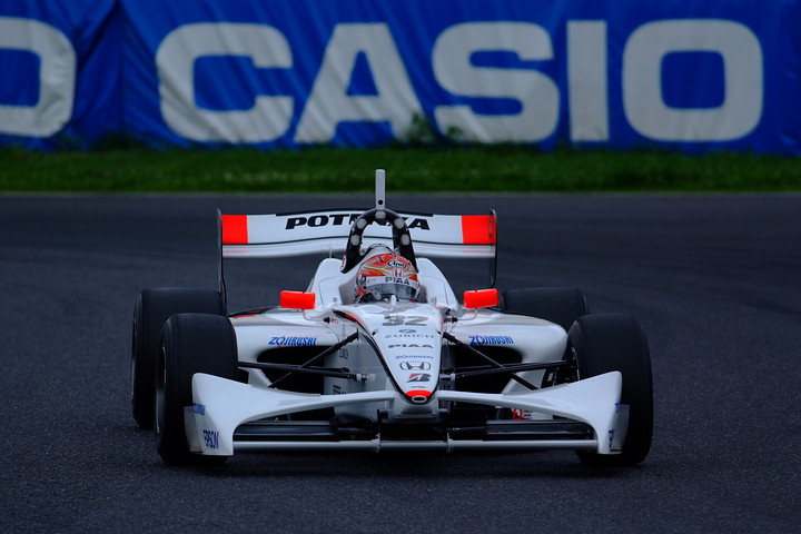 予選2位は、小暮卓史（ナカジマ）でナカジマレーシング1-2