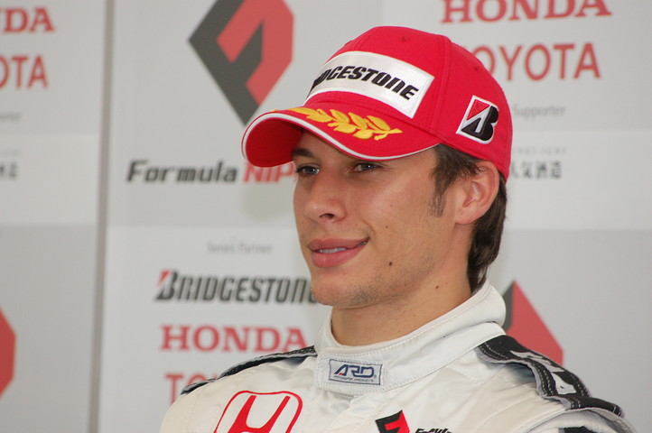 予選記者会見: ポールポジションのロイック・デュバル（ナカジマ）