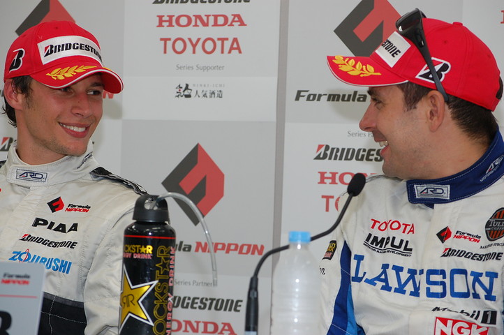 決勝記者会見: 優勝のロイック・デュバル（ナカジマ）とブノワ・トレルイエ（インパル）